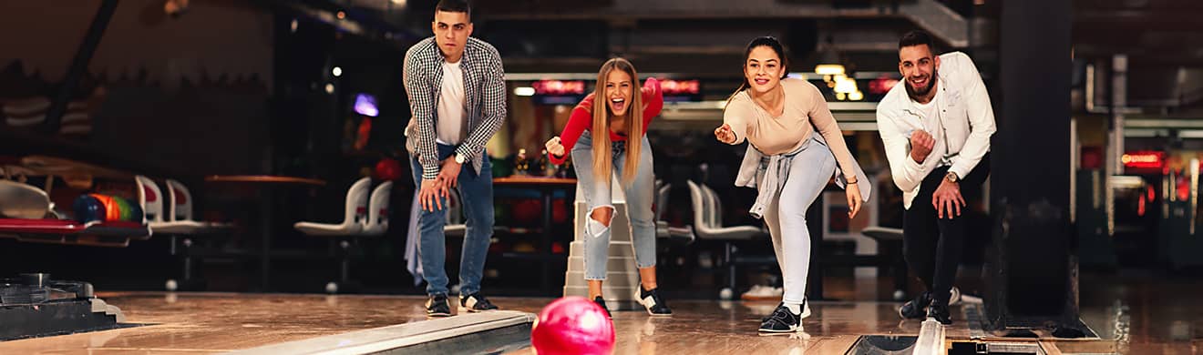 Bowlingspaß mit Freunden auf der Bowlingbahn in Sierksdorf