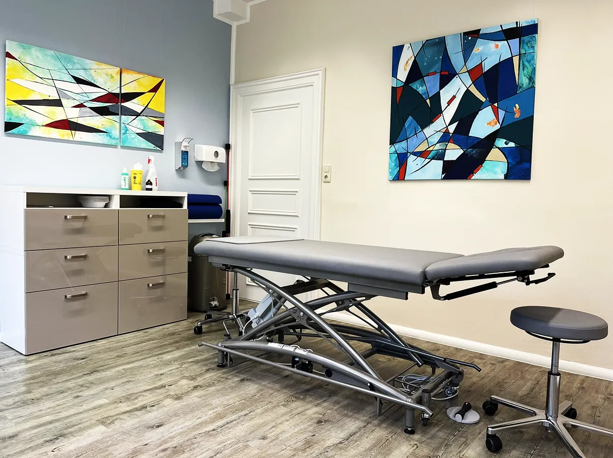 Behandlungszimmer mit Liege in der Privatpraxis von Dr. Georgi für Osteopathie und Orthopädie in Neustadt in Holstein.